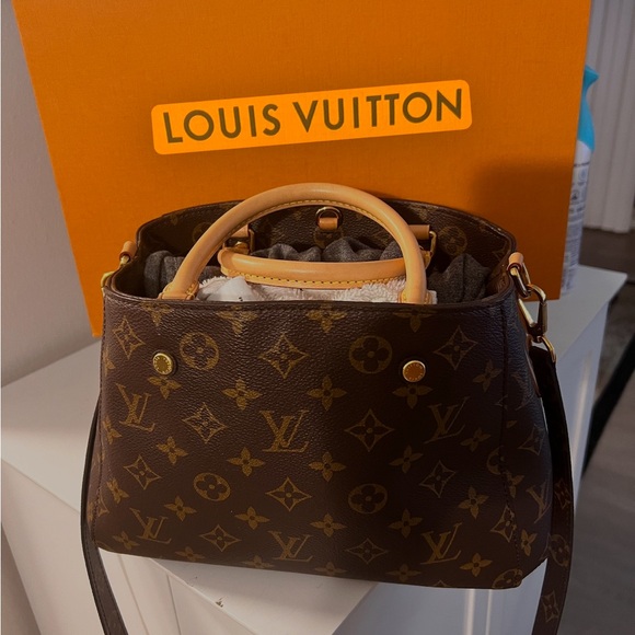 Louis Vuitton Montaigne MM PRE-owned excellent condition. Cross shoulder. Cute! - Picture 3 of 11